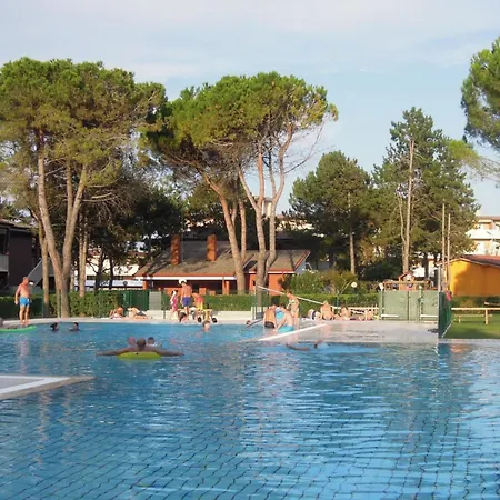 Cozy Flat With Garden And Swimming Pools-beahost